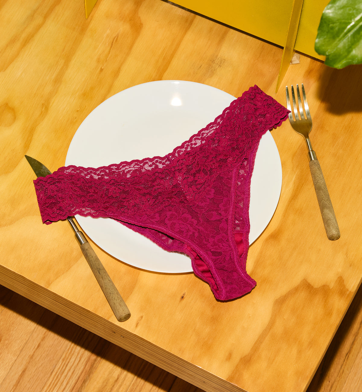 Hanky Panky Signature Lace Low Rise Thong (4911P),Dark Pomegranate - Dark Pomegranate,One Size
